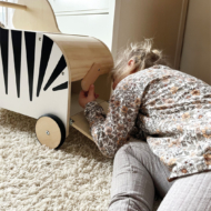 laste puidust kummist ratastel mänguasjakast sebra kujuline