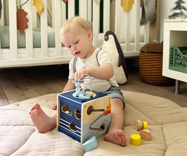 Laps mängib puidust motoorikakeskusega ookean