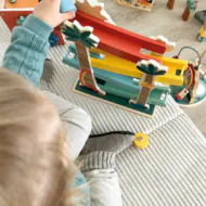 puidust motoorikamäng värviliste helmestega dinosauruste teemaline